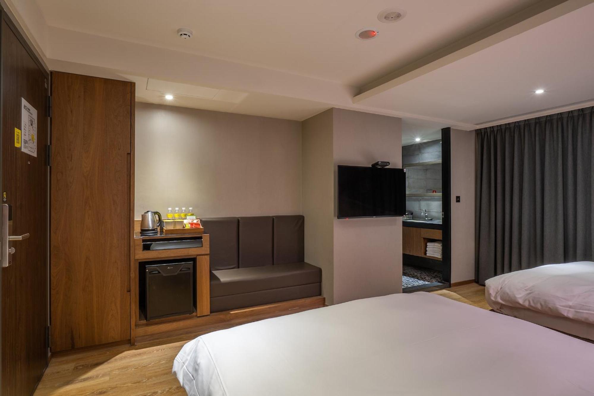 Check Inn Taichung Wenxin Zhongqing Экстерьер фото